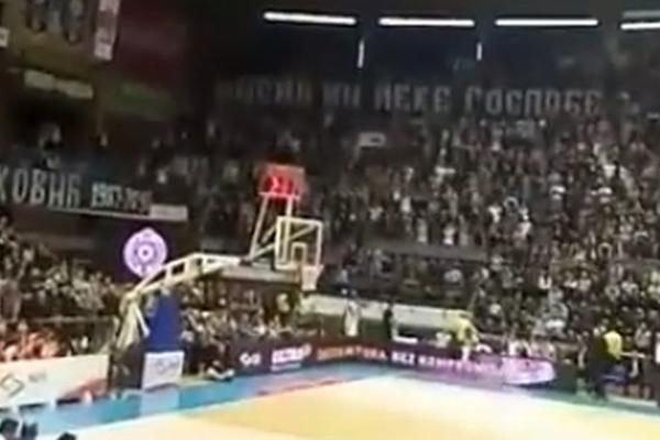 INCIDENTI U PIONIRU: Više od pola hale zviždalo minutu ćutanja za Saleta Mutavog, pa krenula tuča! (VIDEO)