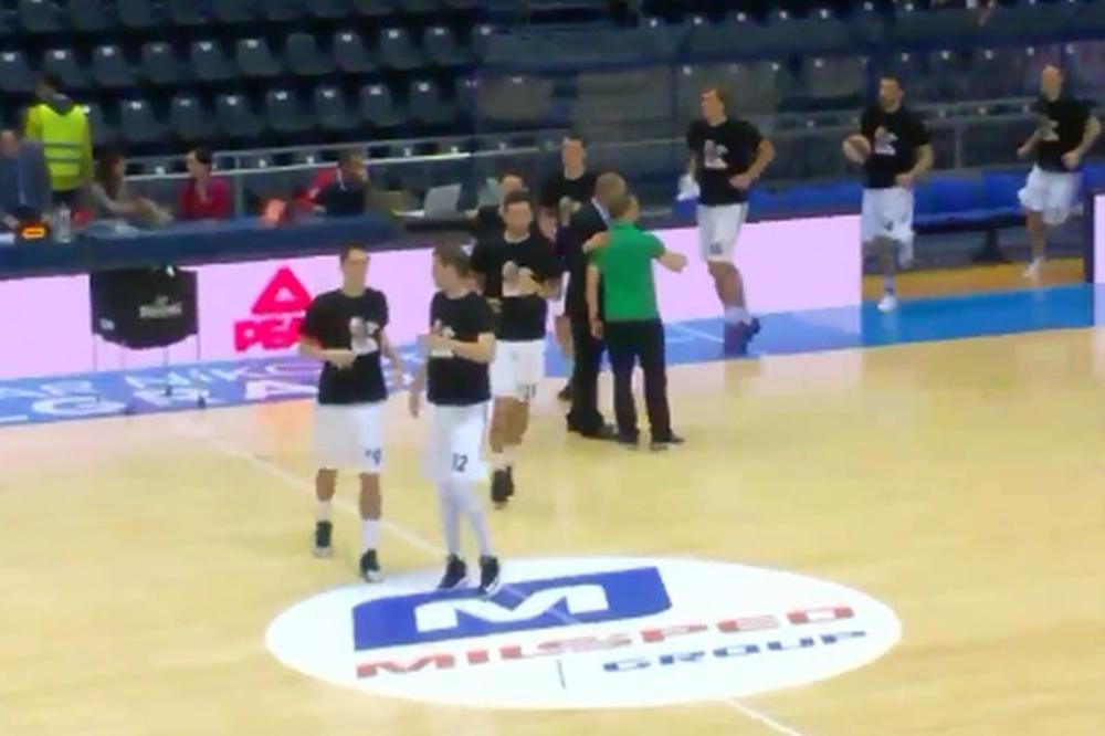 I košarkaši Partizana morali da izađu u majicama za Saleta Mutavog, a to je naljutilo većinu navijača! (VIDEO)