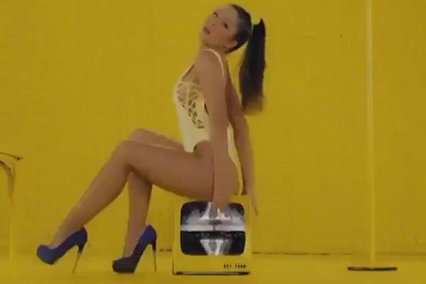 Pritisak skače! Sandra Afrika meša golišavom guzom i sve muškarce dovodi do ludila! (VIDEO)