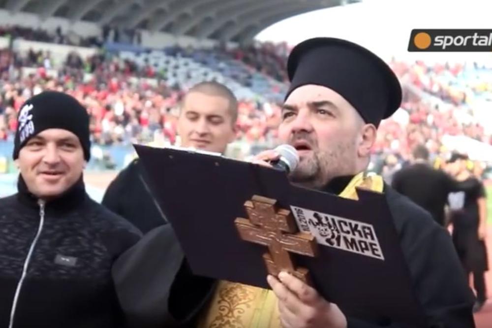 Doveli popa i sahranili rivala: Ovo je morbidnije od koreografije Grobara na 147. derbiju! (VIDEO)