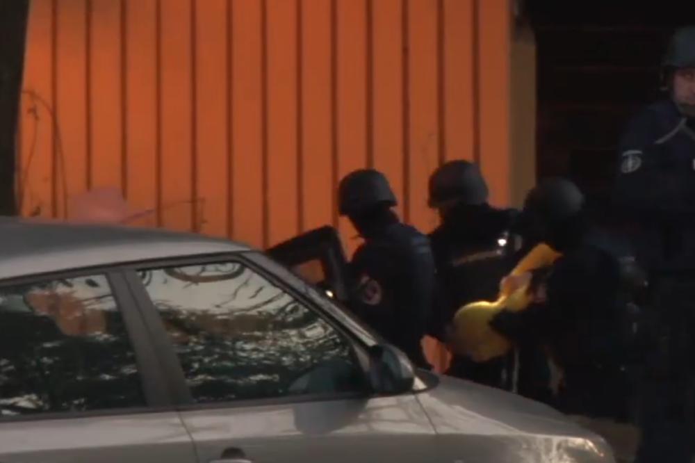 ZAVRŠENA DRAMA U ŽARKOVU: Jedan od pljačkaša pucao sebi u glavu, dvojica uhapšeni! (VIDEO)