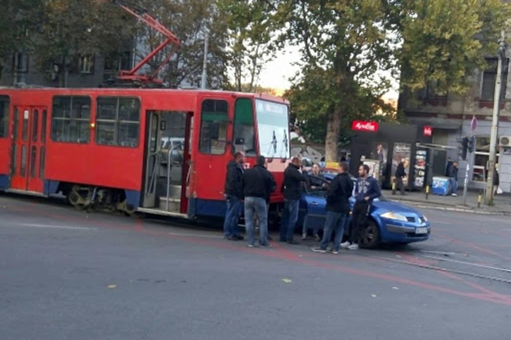 Udes u centru Beograda: Tramvaj udario u automobil i blokirao saobraćaj na Baniji! (FOTO)