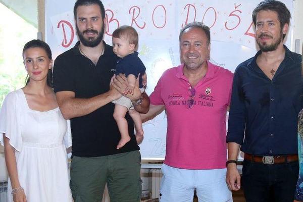 Ona je stub porodice Rokvić i nikad je nema u javnosti: Nikolina i Markova mama je lepša čak i od njihovih žena! (FOTO)