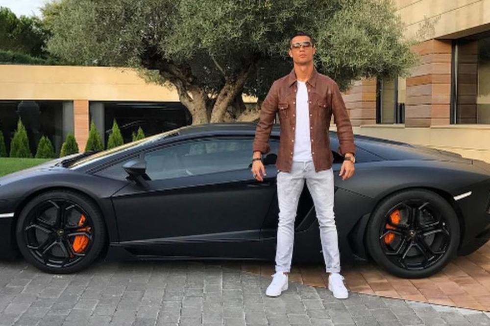 Za novi ugovor, nova makina: Strašna zver se smeši iz Ronaldove garaže! (FOTO)