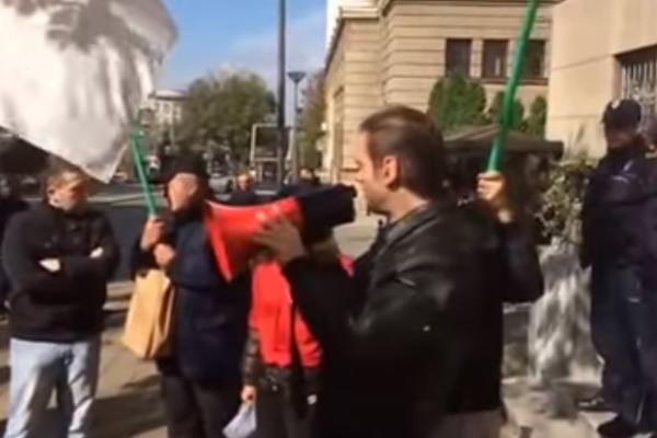 PETORICA SA SVE POLICIJOM: Održan najmanji miting u istoriji Srbije! (VIDEO)