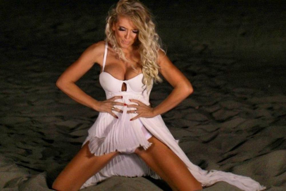 Borila se sa rakom, udala za našeg poznatog pevača, postala majka i sex bomba: I svi je znamo! (FOTO)(VIDEO)