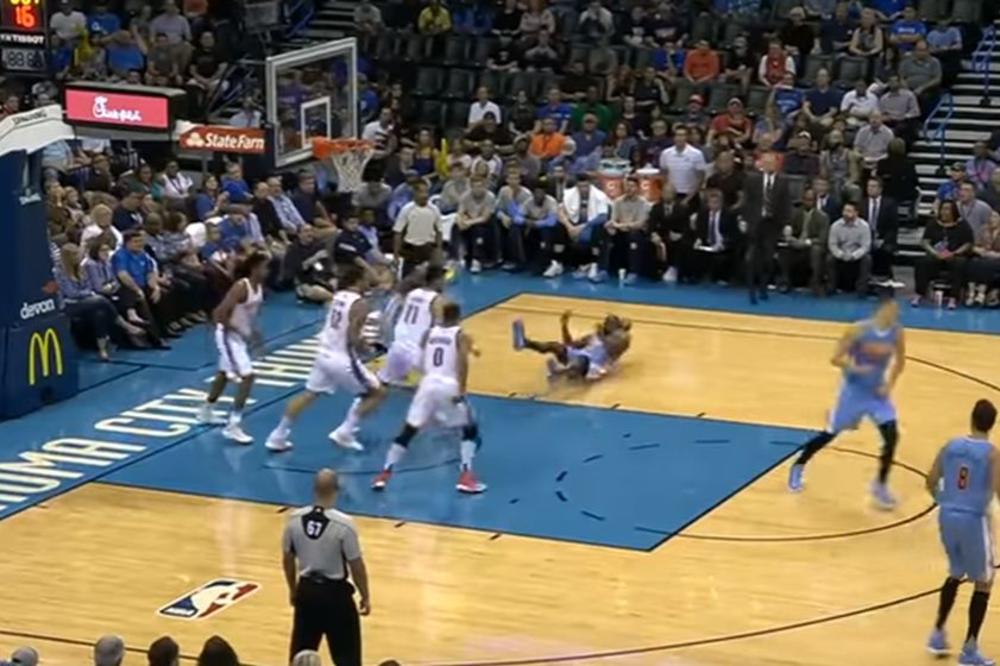 Ala se izblamirao Jokićev saigrač: Hteo da zakuca u stilu svog nadimka, pa završio na podu! (VIDEO)