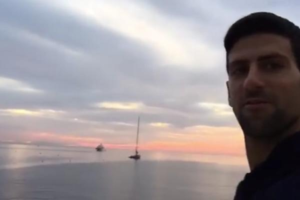 U SVANUĆE: Znate li kako je Novak započeo ovaj dan? (VIDEO)