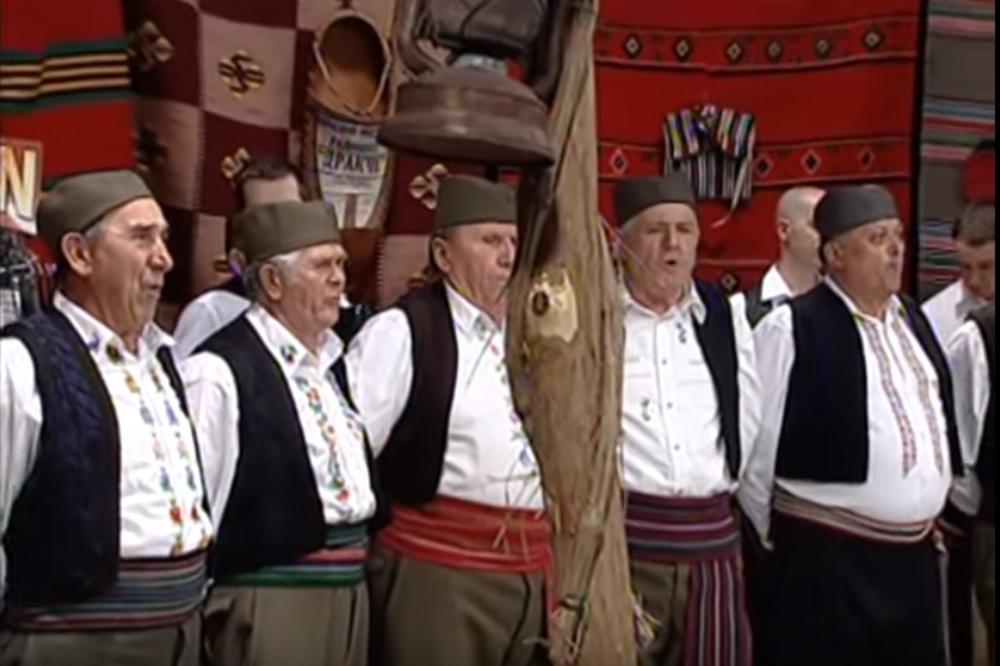 U IME ČASTI, ŽIVOTA I SMRTI: Evo ZAŠTO se Srbi ljube tri puta i ŠTA to znači!