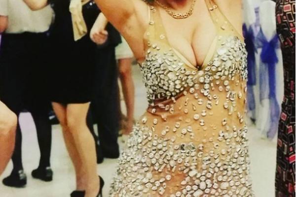 Ode u pevaljke: Prvo je snimala porniće, onda ušla u rijaliti, a sada peva narodnjake! (VIDEO)