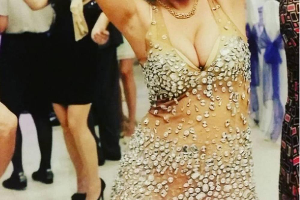 Ode u pevaljke: Prvo je snimala porniće, onda ušla u rijaliti, a sada peva narodnjake! (VIDEO)