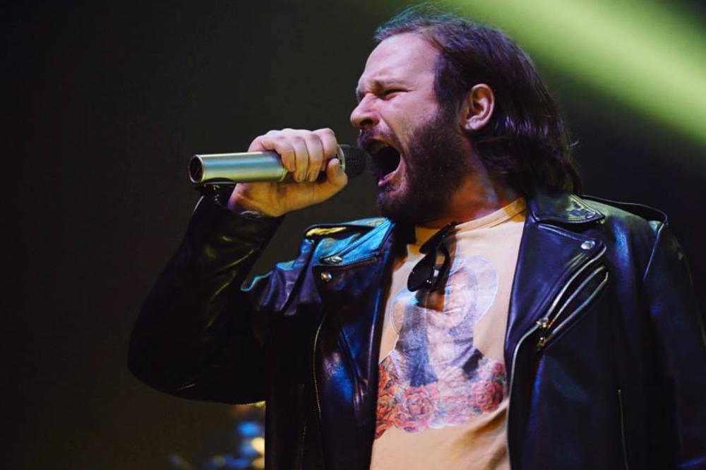 TUČA SKAJ VIKLERA I RELJE: Prvo je gađao ČAŠOM Viklera, a onda se popeo na BINU i nastao je HAOS