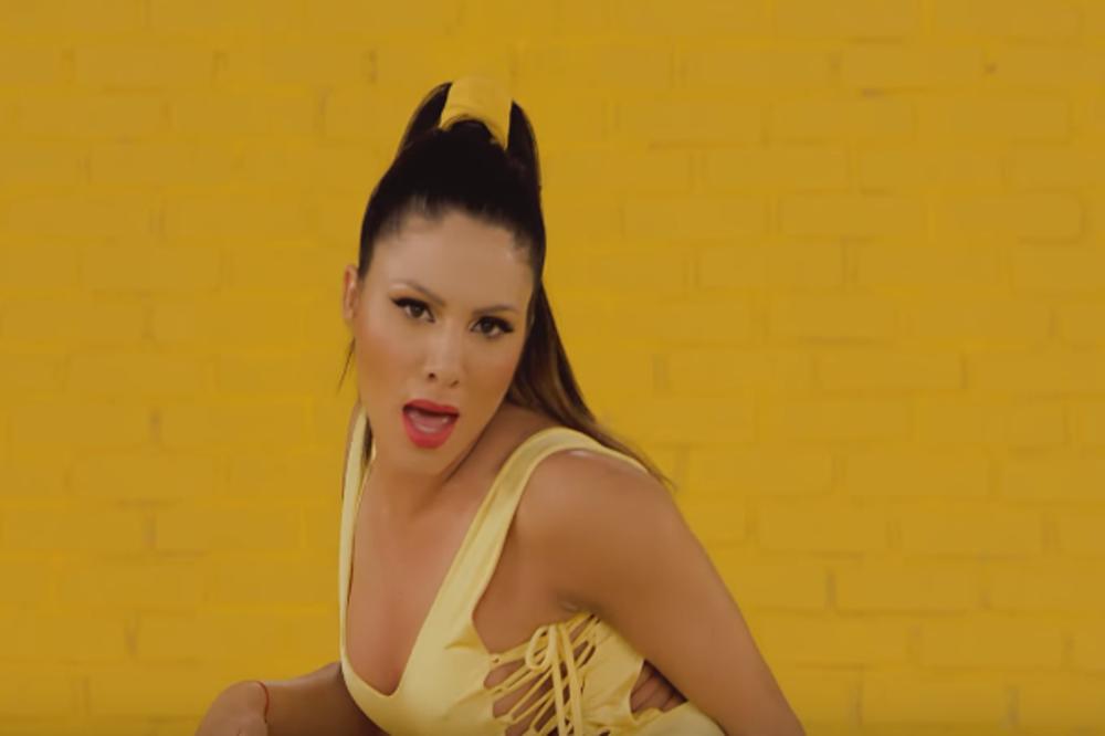 Sve seva, sve se vidi: Sandra Afrika potpuno gola! Posle ovoga, definitivno vam neće biti dobro! (FOTO) (VIDEO 18+)