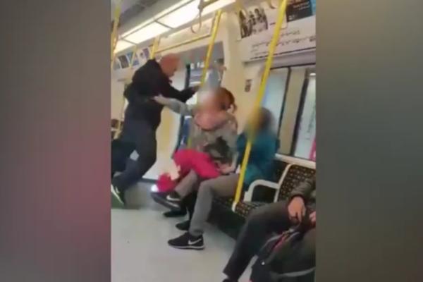 Odalamio ga u facu, a onda je ova žena uradila nešto zbog čega je postala heroj! (VIDEO)