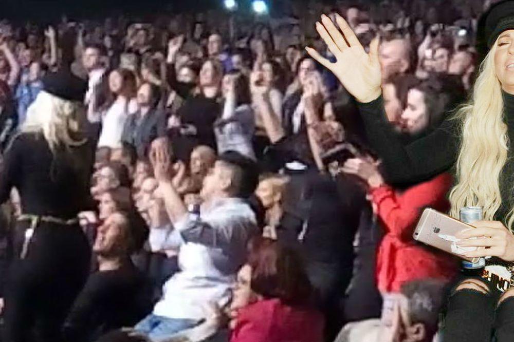 Svi gledali u njenu seksi guzu! Jelena Karleuša vrckanjem zaludela muškarce, ali i žene, na koncertu Ane Bekute! (VIDEO)