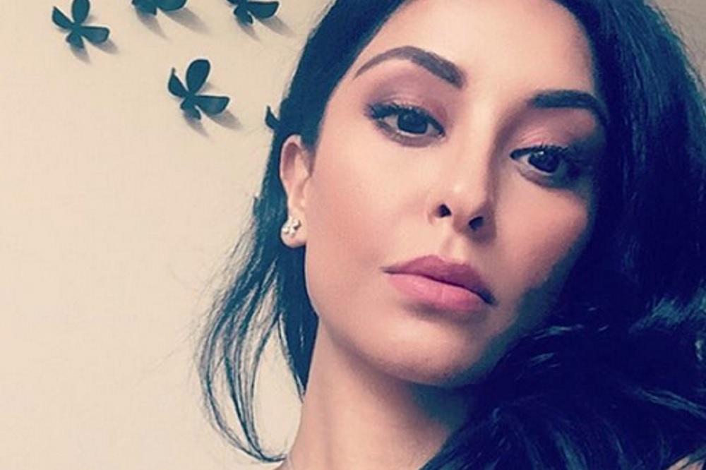 Bila sam osuđena na 40 UDARACA BIČEM jer sam nosila minić! POTRESNA ispovest prelepe Iranke! (FOTO)