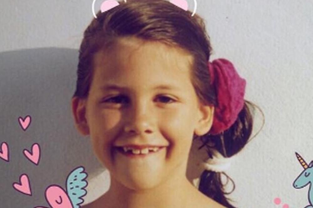 KOLIKO VAM TREBA DA JE PREPOZNATE? Ova devojčica je danas jedna od najlepših srpskih pevačica! (FOTO)