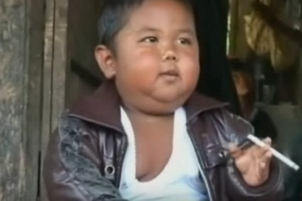 Sa 2 godine je pušio 2 pakle cigara na dan: Danas OVAKO izgleda i živi! (VIDEO)