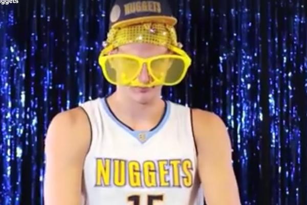 Nije ni čudo što ga zovu Šaljivdžija: Nikola Jokić zasmejao celu Ameriku! (VIDEO)