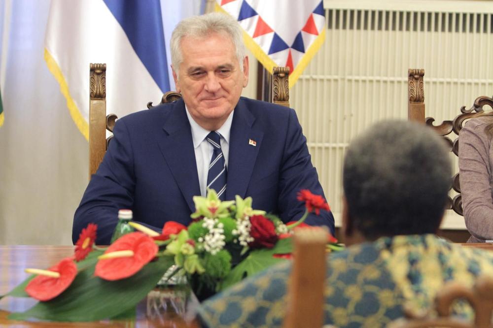 Tomi prestaje mandat, ali ostaju PLATA, KANCELARIJA I AUTOMOBIL