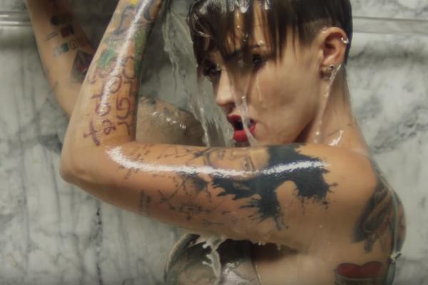 Svi je znaju, a kad ona napravi pauzu da se okupa, to izgleda baš ovako (VIDEO)