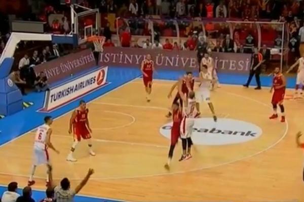 SMIRILI TURKE: Simon je krenuo da sipa jako, a onda su Lazić i Gudura počeli da cepaju mrežice! (VIDEO)