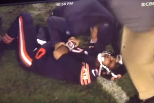 Teška povreda kvoterbeka Čikaga u NFL derbiju! (VIDEO)