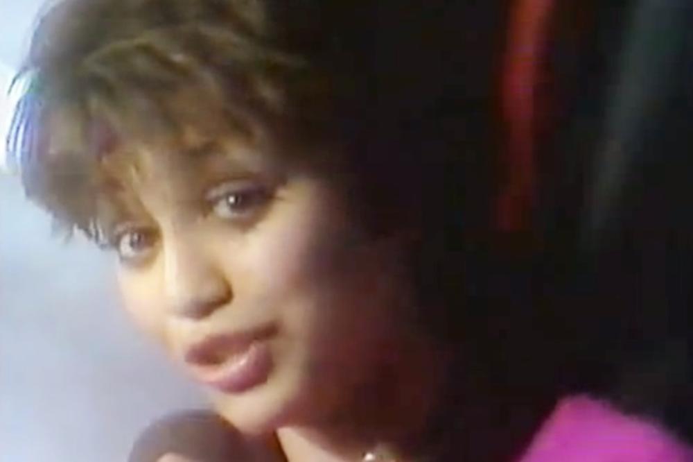 Nikada je ne biste prepoznali: Svi su se ložili na nju dok je pevala Dečko ajde oladi, a sada je druga osoba! (FOTO)(VIDEO)