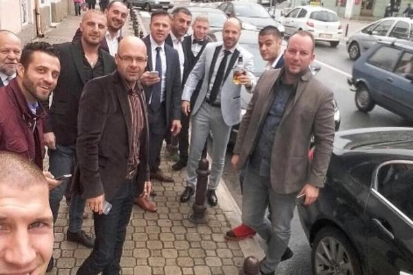Prava srpska svadba počela! Ludnica u gradu, krenula kolona, folk trešti - ženi se najlepši farmer! (FOTO)(VIDEO)