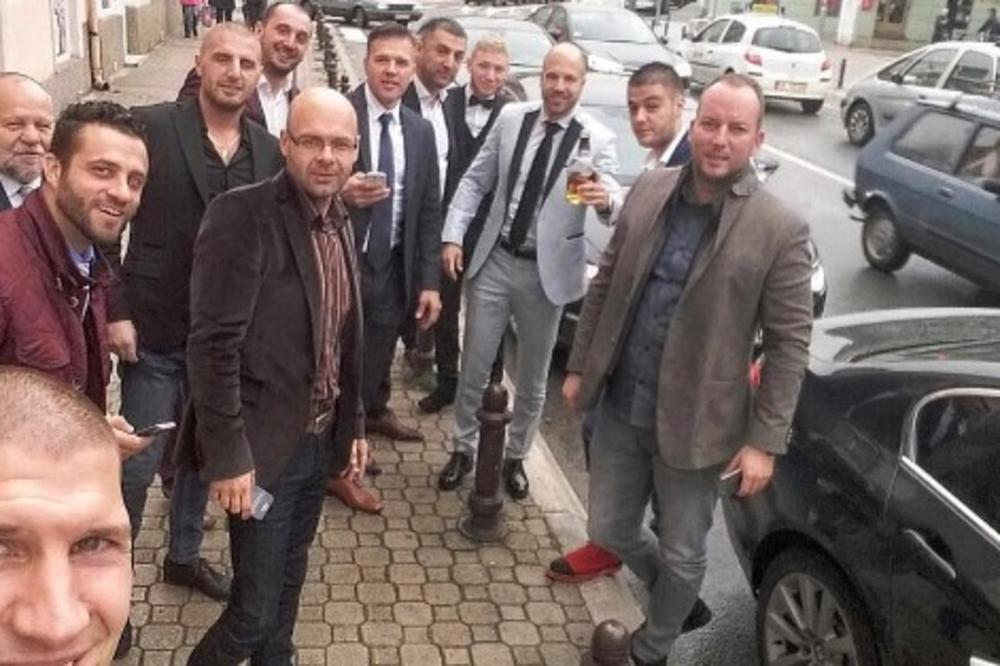 Prava srpska svadba počela! Ludnica u gradu, krenula kolona, folk trešti - ženi se najlepši farmer! (FOTO)(VIDEO)