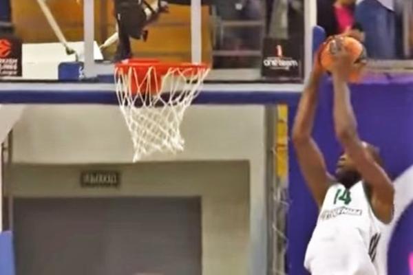 PONEO OBRUČ KUĆI: Monstruozno zakucavanje bivšeg igrača Partizana! (VIDEO)