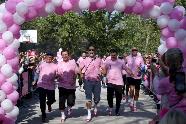 Nesvakidašnja trka sa plemenitim ciljem: Muškarci na štiklama oduševili Beograđane