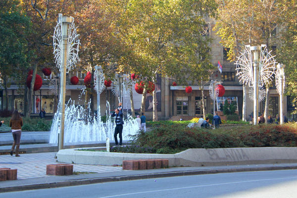 Mali, gde ti je kalendar? Beograd okićen, samo kod nas Nova Godina startuje u oktobru! (FOTO)