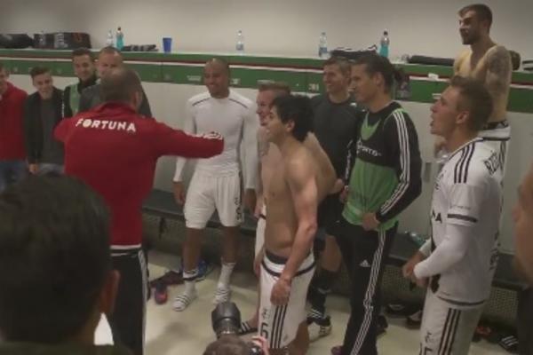 Najluđi govor ikada: Srpski trener motiviše svoje igrače tako što im peva navijačke pesme! (VIDEO)