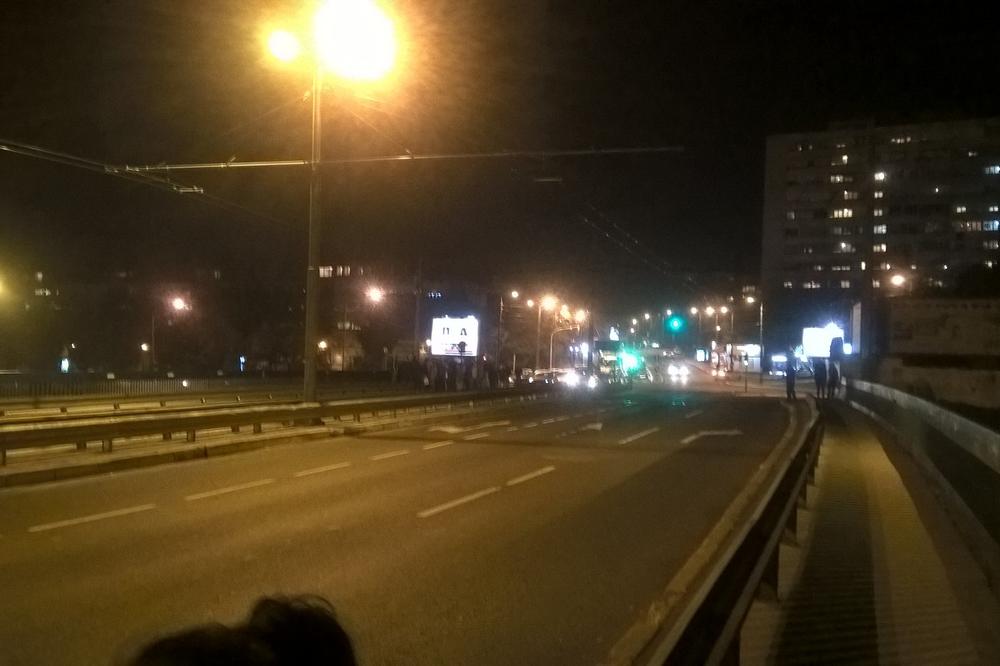 PROSTITUTKA OPLJAČKALA KLIJENTA ISPOD PLAVOG MOSTA: Rekla mu da se skine, a onda ga napala sa još jednim muškarcem