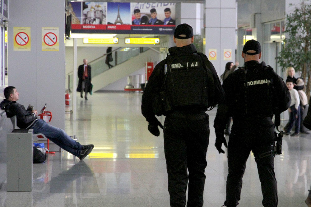 NENAJAVLJENO "ČEŠLJANJE" TAKSISTA KOD BEOGRADSKOG AERODROMA: Oduzeta VOZILA, a pronađeno i ORUŽJE!