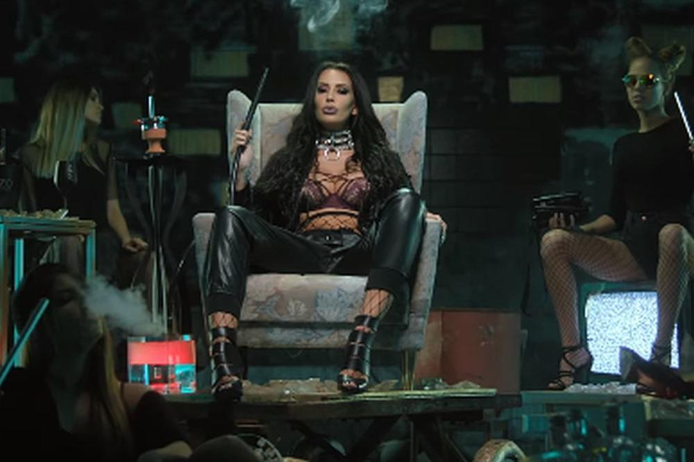 E sada je PRVA! Aleksandra Prijović se ispalila pa se obukla kao Grujićka dva meseca kasnije - Ko nosi FALŠ? (FOTO)