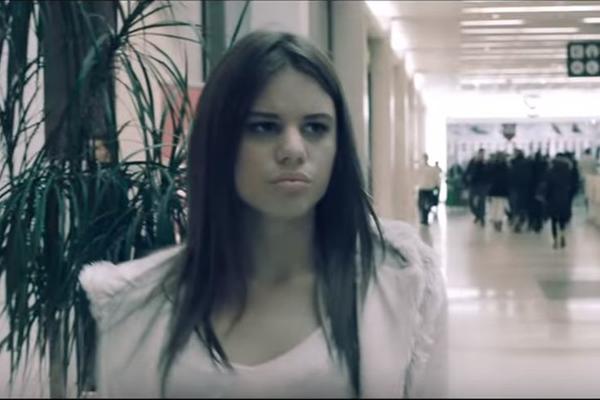 Bila je u centru skandala zbog lažnog silovanja: Objavila je snimak u kojem je maltene gola, a tek da joj vidite dečka! (FOTO)(VIDEO)