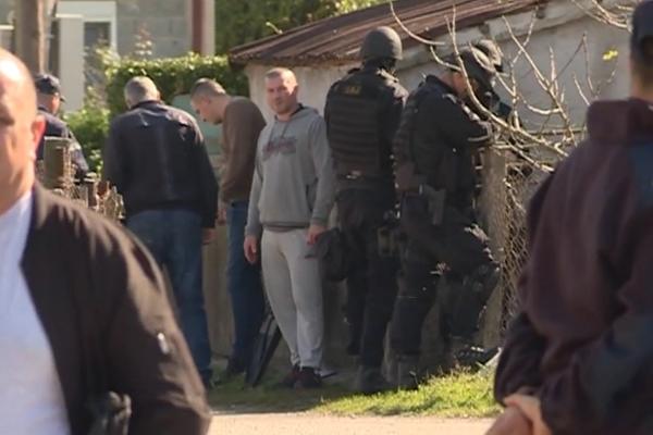 Otac zabarikadiran u kući oružjem brani sina od policije! Specijalaci se spremaju da upadnu! (FOTO)