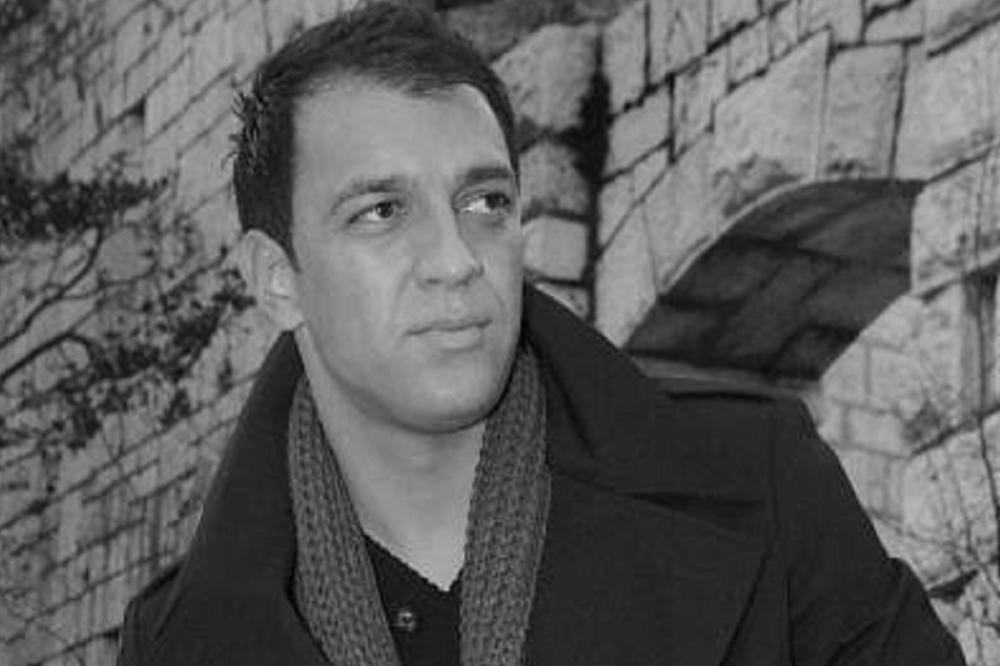 Kad venča par zapeva im Nije život jedna žena! Bio maneken, postao sveštenik, al' narodnjake ne može da batali! (FOTO)