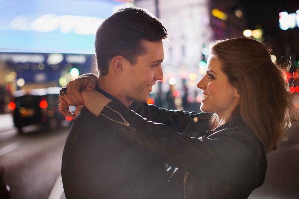 5 načina da mu kažeš da ti se sviđa, a da ne ispadneš očajna (FOTO) (GIF)