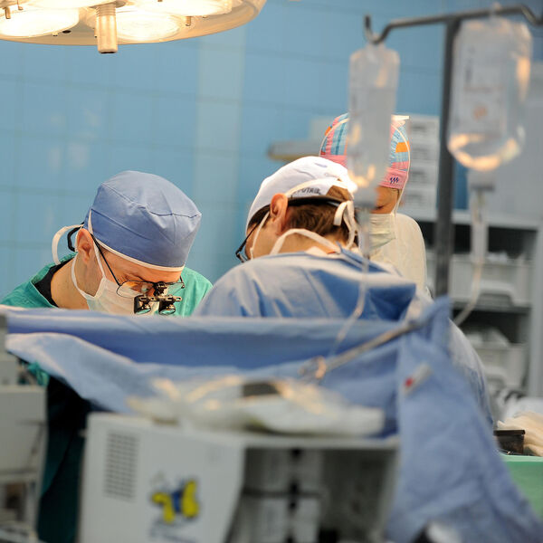 "NIJE REAGOVALA, PRESTALA JE DA DIŠE" Mlada mama otišla na plastičnu operaciju kapaka, sad joj se bore za život!