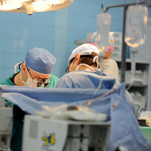 "NIJE REAGOVALA, PRESTALA JE DA DIŠE" Mlada mama otišla na plastičnu operaciju kapaka, sad joj se bore za život!