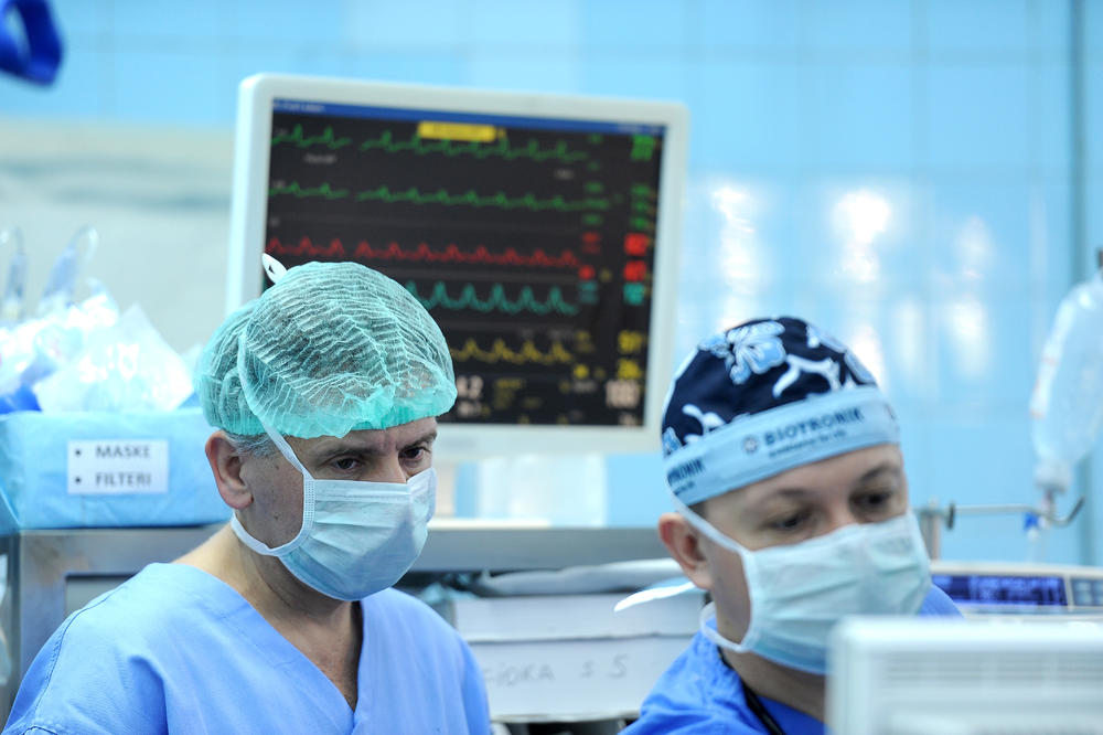 KRIO ISTINU OD ŽENE: Dovela ga u bolnicu zbog BOLA U STOMAKU, a lekari su u njegovim crevima pronašli OVAJ PREDMET