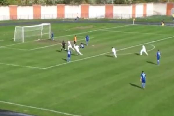 SAMO U SRBIJI: Fudbaleri počeli da slave gol, a potom je blato učinilo svoje! (VIDEO)