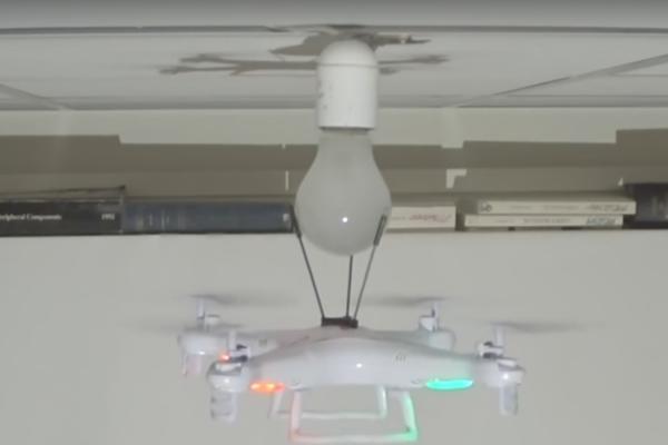 ČOVEK PROTIV ROBOTA! Kome je potrebno više vremena da zameni sijalicu? (VIDEO)