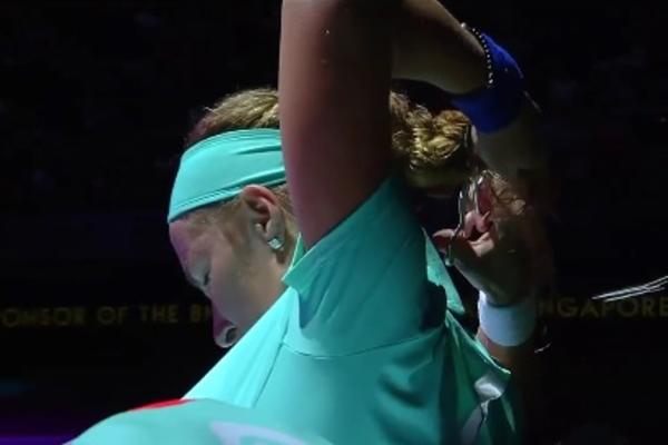 Ruskoj teniskoj superzvezdi smetala kosa pa je odlučila da ošiša samu sebe u sred meča! (VIDEO)