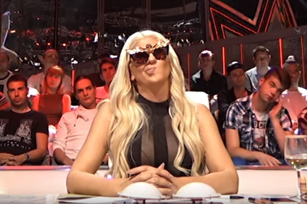Ona je svoje popu*ila: NOVI RAT, JK opet divlja, najstrašnije izvređala našu pevačicu!