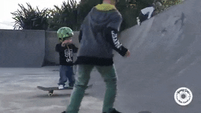 Nema ni 2 godine, a vozi kao mator! Upoznajte skejtera sa cuclom! (VIDEO)