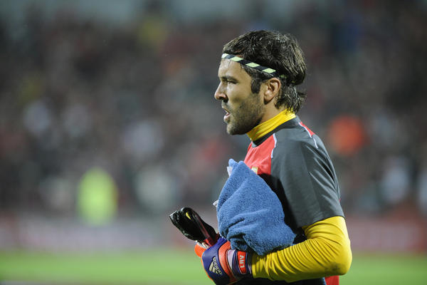 Stojke primio dva komada kroz uši i unakazio bivšeg napadača Liverpula! (VIDEO)